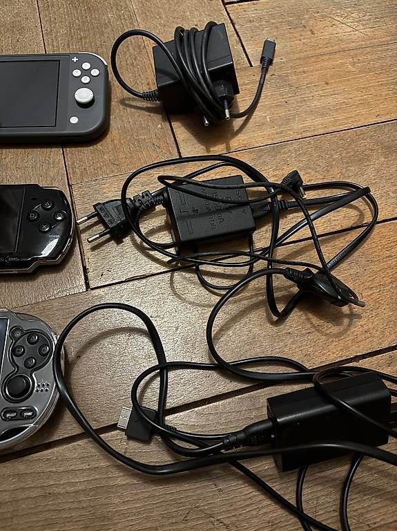 Konsolen: handheld konsolensammlung (gemoddet) – Gebraucht aus Winterthur von gon_vyy8 2