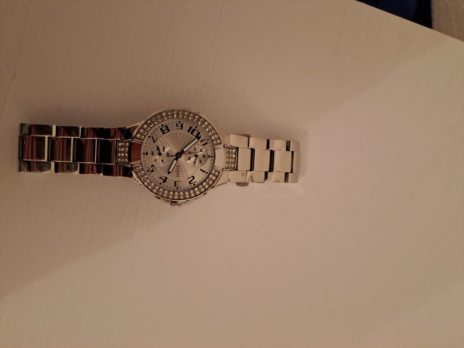 Guess Orologi: Guess Uhr mit funkelnden Steinen – Usato da Ittigen venduto da esr_jc9m