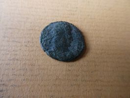 uralte Bronzemünze  15 mm     1.37 g