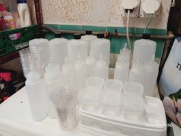 Set di flaconi e contenitori in plastica vari per pittura