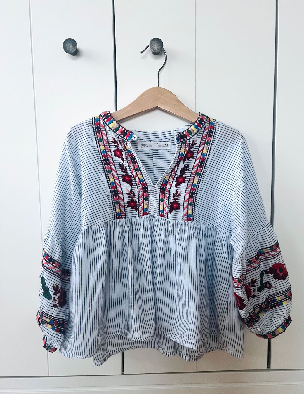Zara Camicette, T-shirt & Top: Zara 116 Hemd blau Blumen bestickt – Usato da Burgdorf venduto da rulan 1
