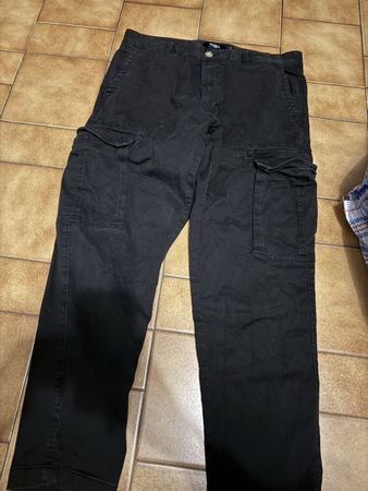 Pantalon cargo noir Pull&Bear, taille 40 kilyan