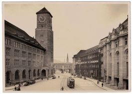 St. Gallen, Bahnhof und Post mit Trams und Autos, um 1930