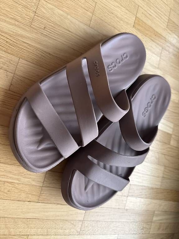 Damenschuhe: Crocs Getaway Strappy 37/38 – Gebraucht aus Bottmingen von ali_qbw7