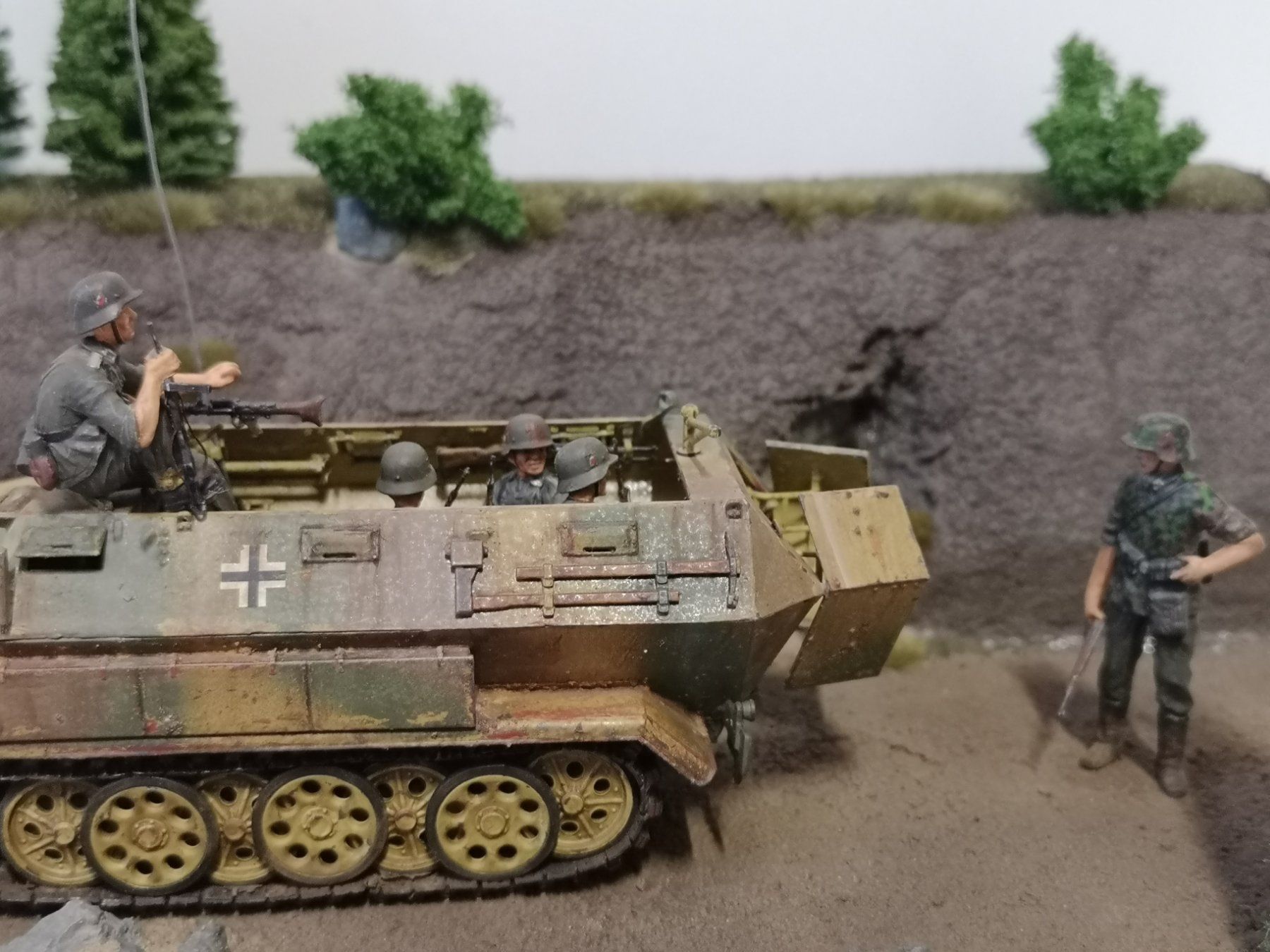 Modellbausätze & Standmodelle: 1:35 Diorama "Kettenfahrzeug" – Gebraucht aus Niederbipp von kevintifu20 2