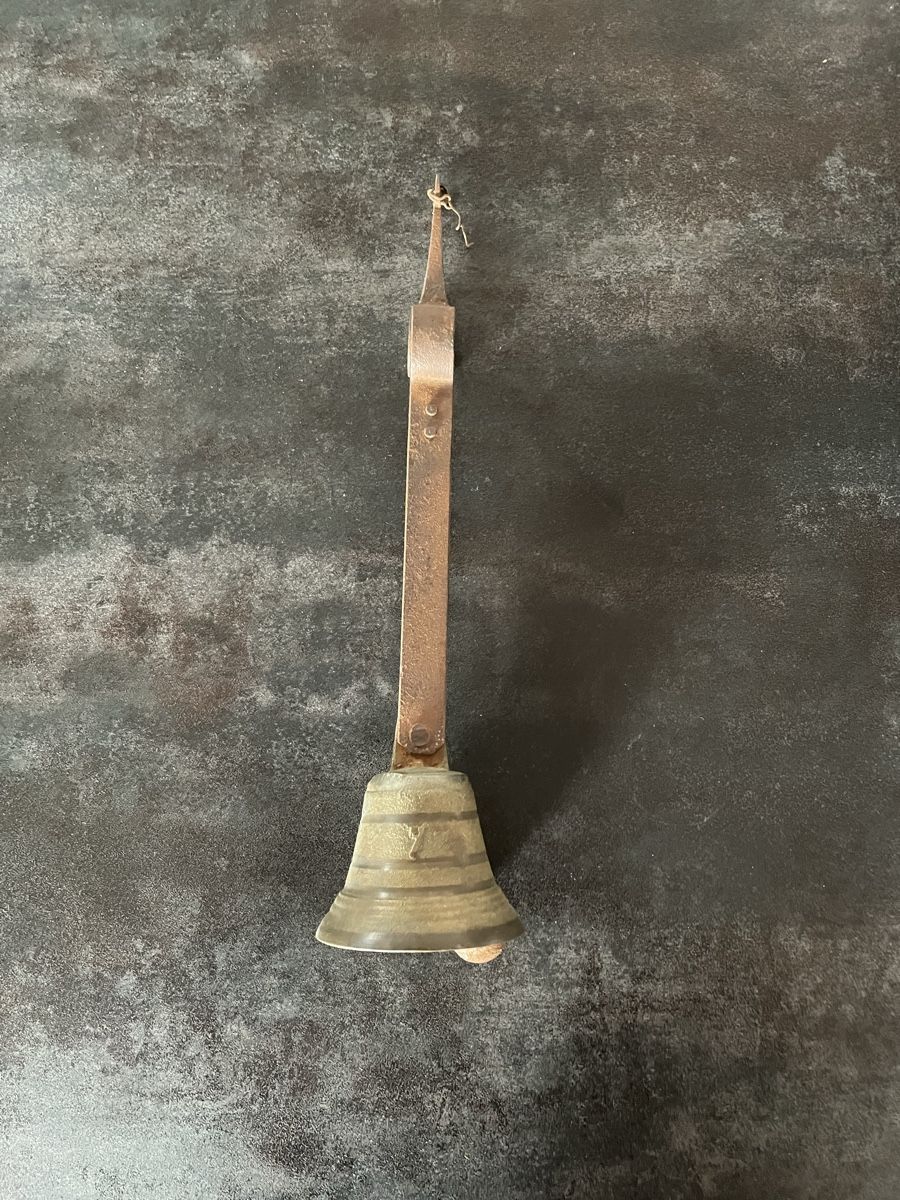Campanacci mucche: Ancienne Cloche Murale Sonnette de Ferme – Usato da Vallamand venduto da Bricbracbroc82 1