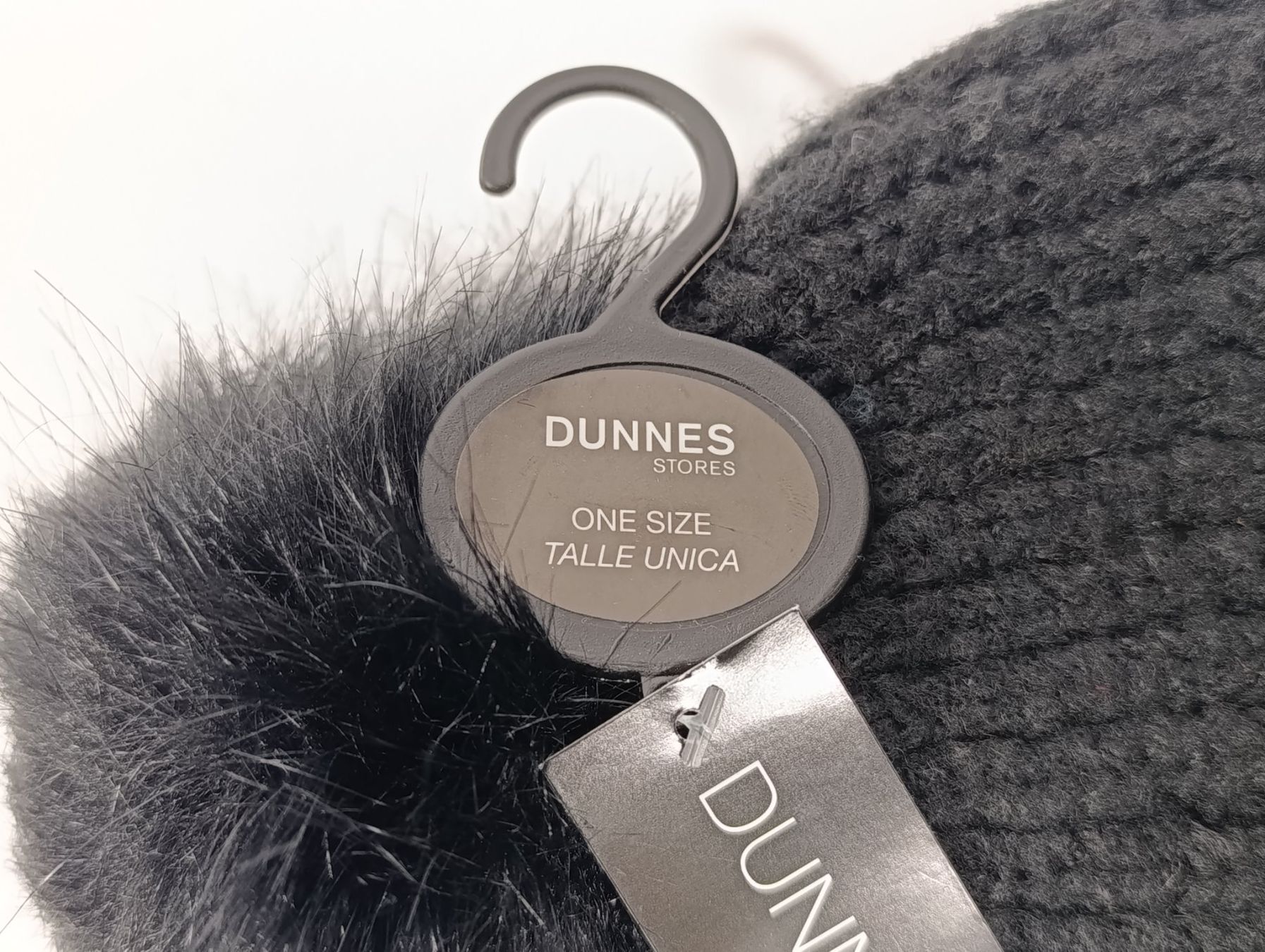 Copricapi, berretti & cappellini: DUNNES bonnet à pompon noir taille unique – Usato da Thielle venduto da Plusvalue_Neuchatel 1