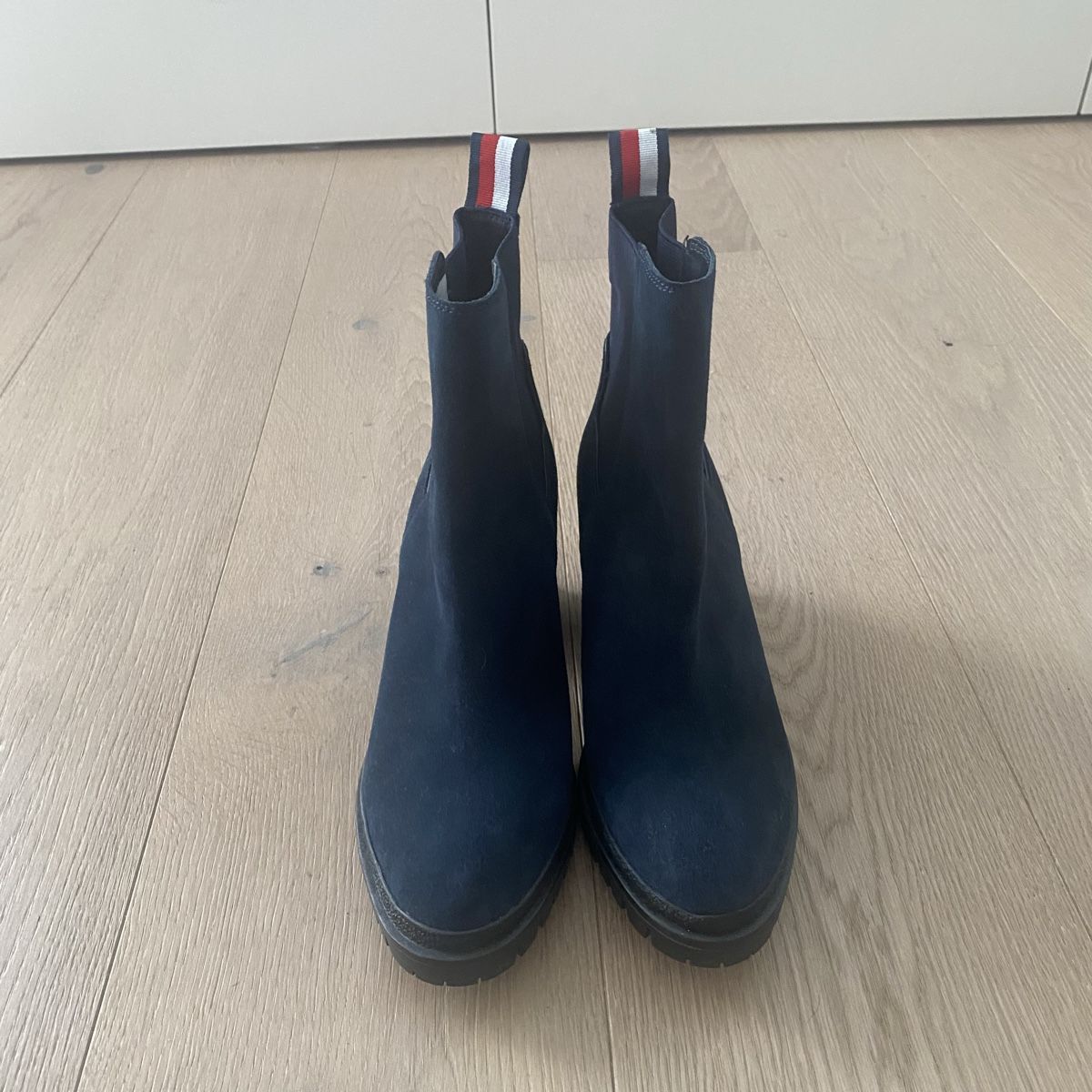 Tommy Hilfiger Damenschuhe: Tommy Hilfiger blaue Wildleder-Stiefeletten – Neu (gemäss Beschreibung) aus Sins von enc_c266
