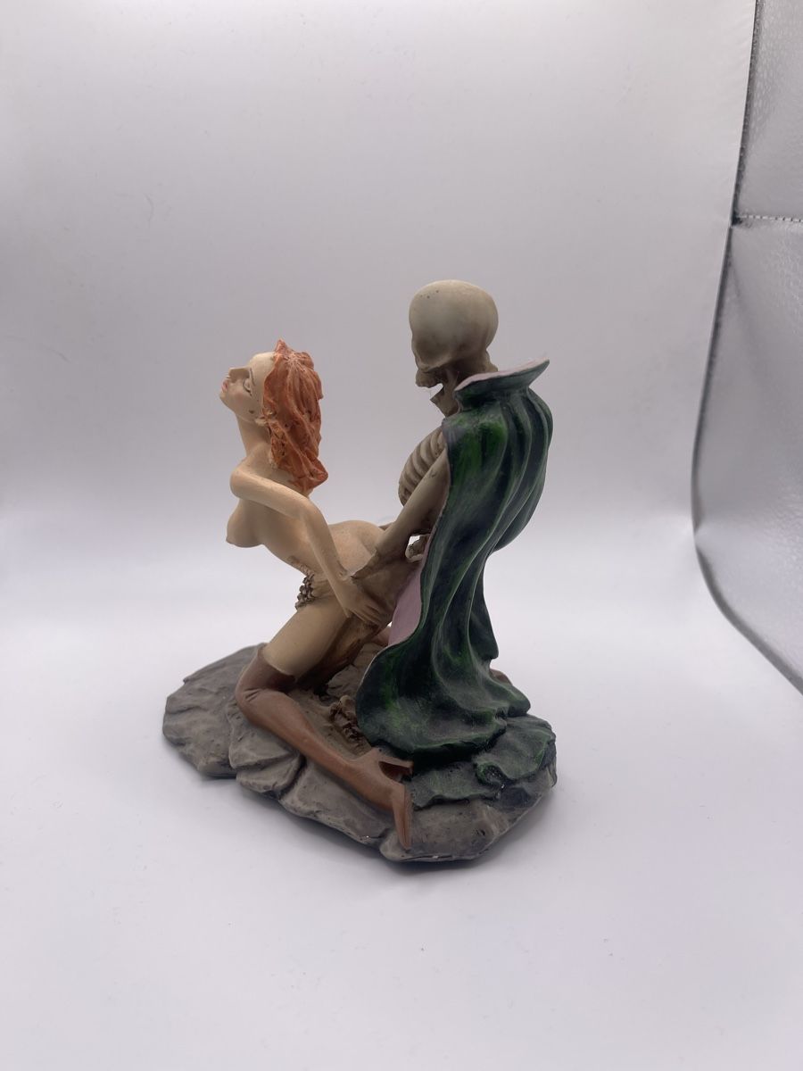 Statuette: Figur: Halloween Skeleton and Girl – Usato da Märstetten venduto da AlienNova 1