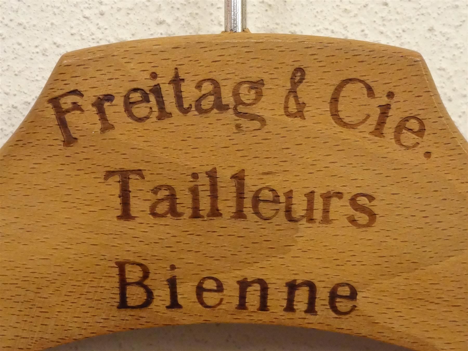 Appendiabiti: Kleiderbügel FREITAG TAILLEURS BIENNE – Usato da Kerzers venduto da zimmergruen 1