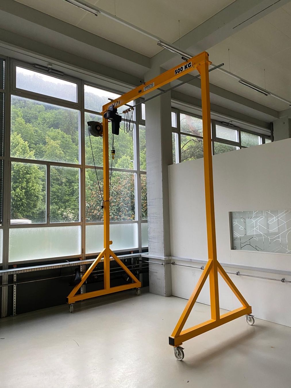 Grues: Mobiler Kran 500Kg – D'occasion à Messen par Auktion-85