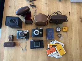 Mehrere antike Fotokameras