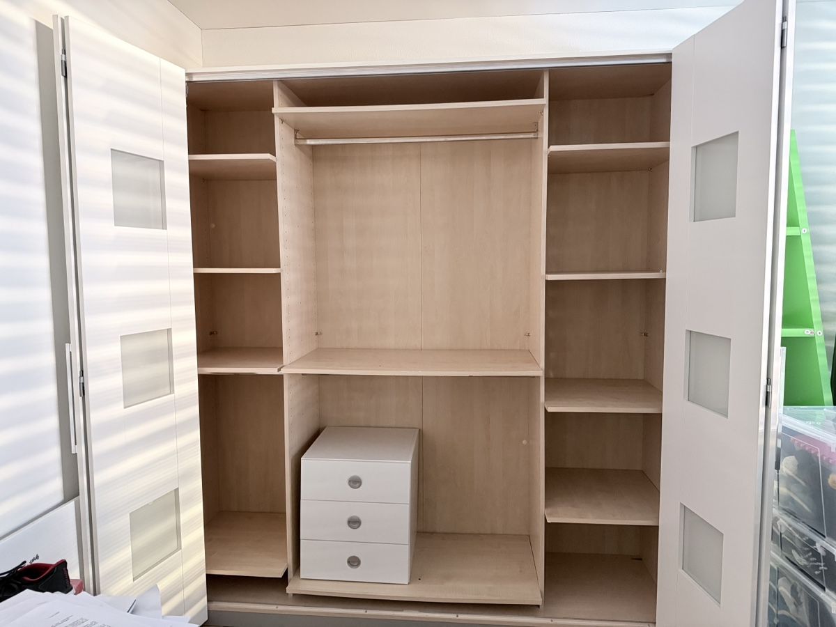 Schränke: Wardrobe with shelves and white glass doors – Gebraucht aus Oberägeri von eve_w5nl