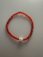 Hübsches rotes Kristallarmband mit weissen rosen-Anhänger 💍