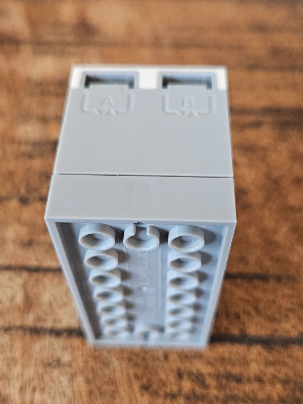 Lego Kit di costruzioni: lego White Electric 9V Battery Box Powered Up Bluetooth HUB – Usato da Confignon venduto da Ecrofigs 3