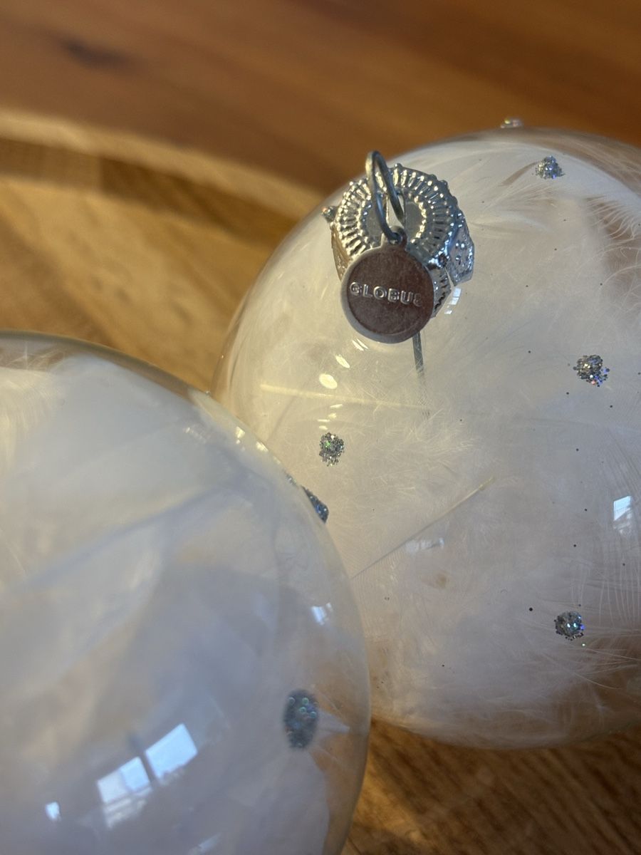 Globus Tutte le decorazioni: Christbaumkugeln mit Federn – Nuovo (secondo la descrizione) da Meilen venduto da Harley. 2
