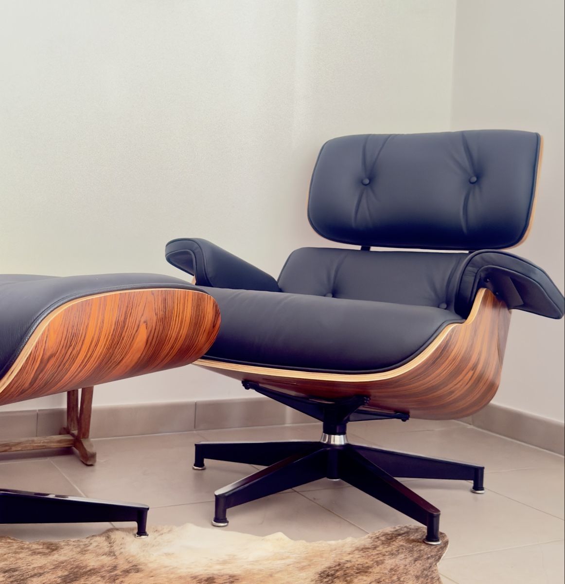 Liegen & Liegestühle: Design Lounge Sessel mit Ottoman – Gebraucht aus Perly von Mudre