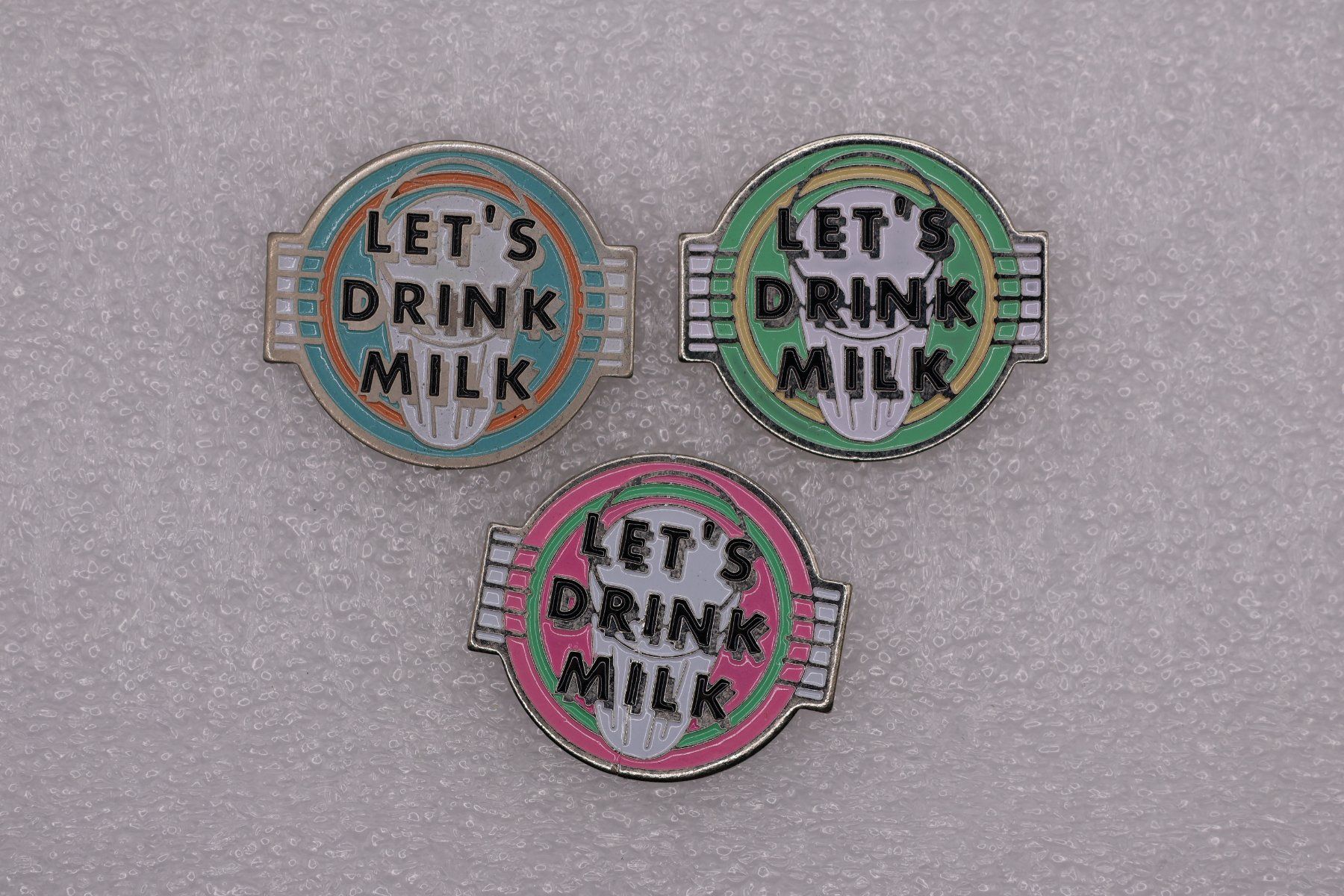 Placchette & Badge: 3 Pins  LET'S DRINK MILK – Usato da Winterthur venduto da Sammleroase