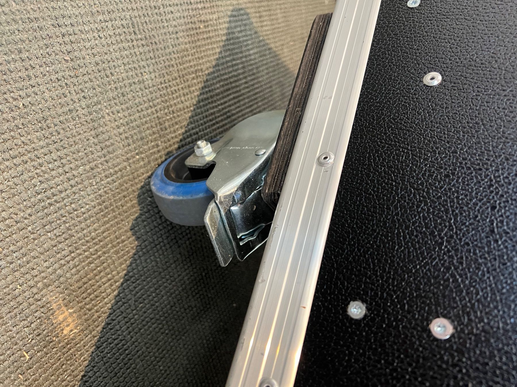 Reisekoffer: 012 SWISSCASE Flightcase / Tourcase auf Rollen – Gebraucht aus Wangen an der Aare von TBYN 4
