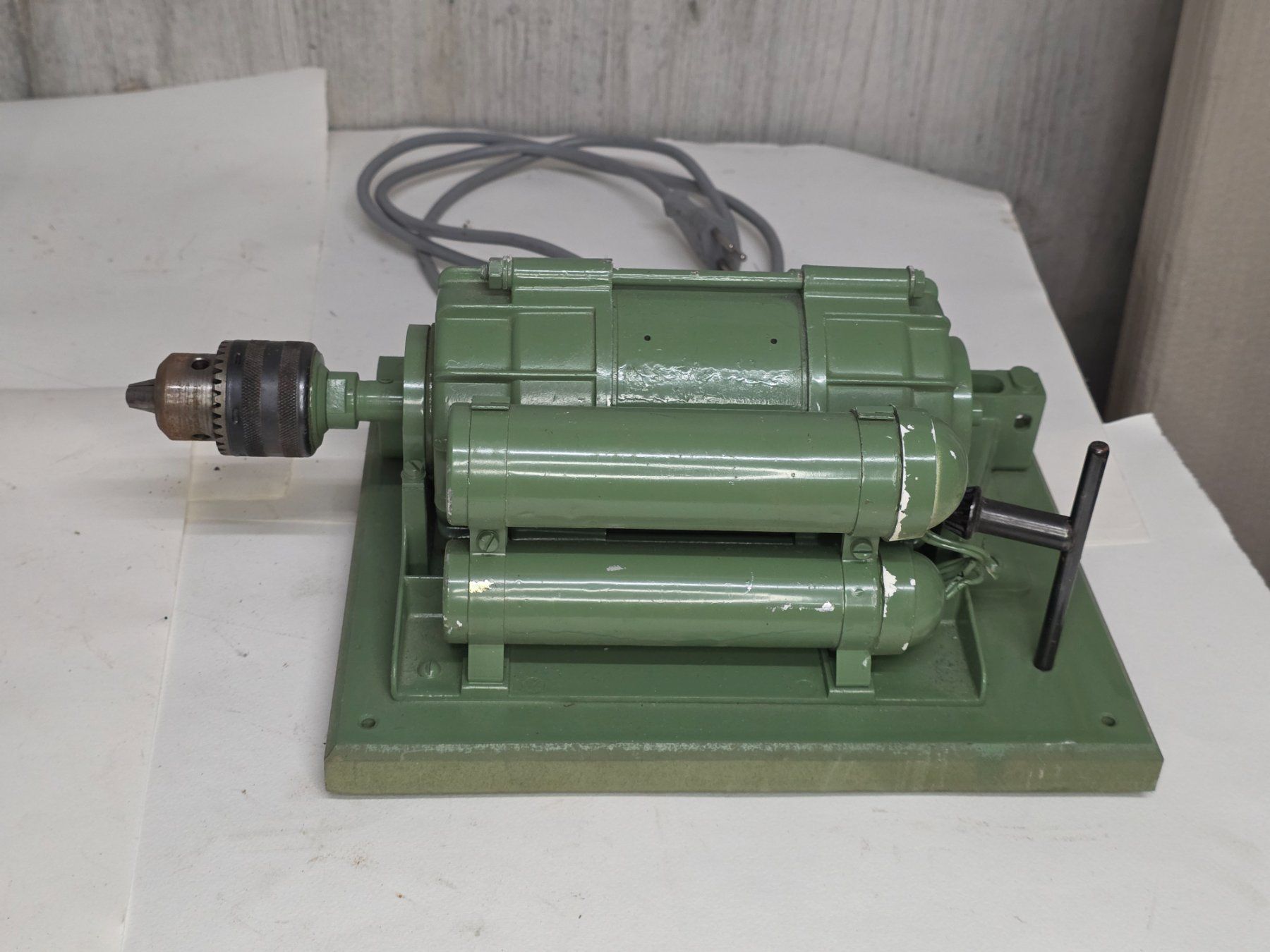Bohrmaschinen: Elektrischer Motor mit Bohrfutter für Bastler oder Werkstatt – Gebraucht aus Dietikon von Flohmiwelt 1