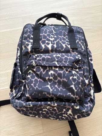 Rucksack in dunklem Leopardenmuster, neuwertig