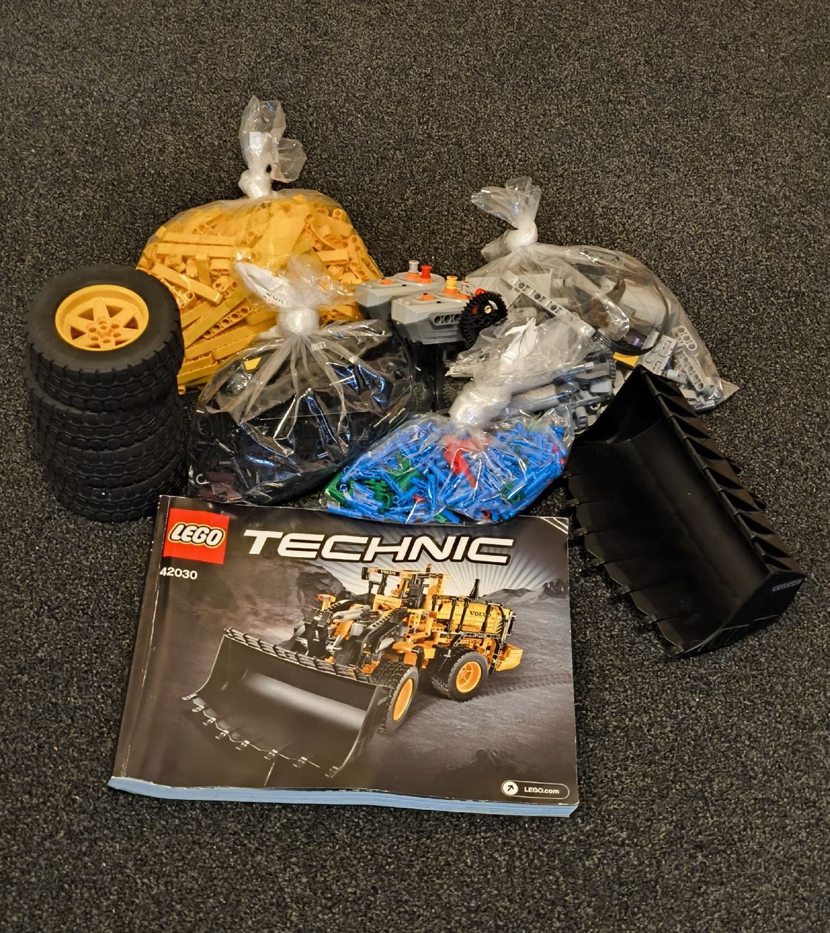 Lego Kit di costruzioni: LEGO Technic 42030 Volvo Radlader – Usato da Kefikon ZH venduto da and_w6dm 1