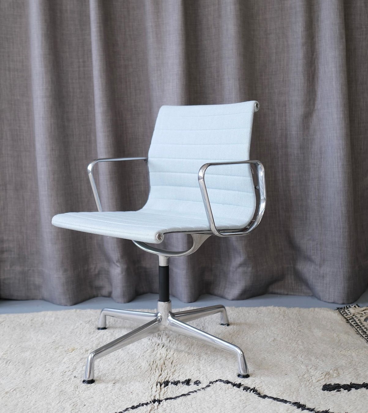 Vitra Sedie: Vitra EA 104 Aluminium chair Eames – Usato da Bern venduto da Zmodern_CON 3