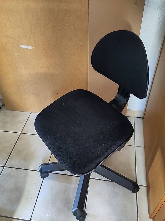 Chaises: Chaise de bureau à donner si récupéré – D'occasion à Neuchâtel par for_yxg8