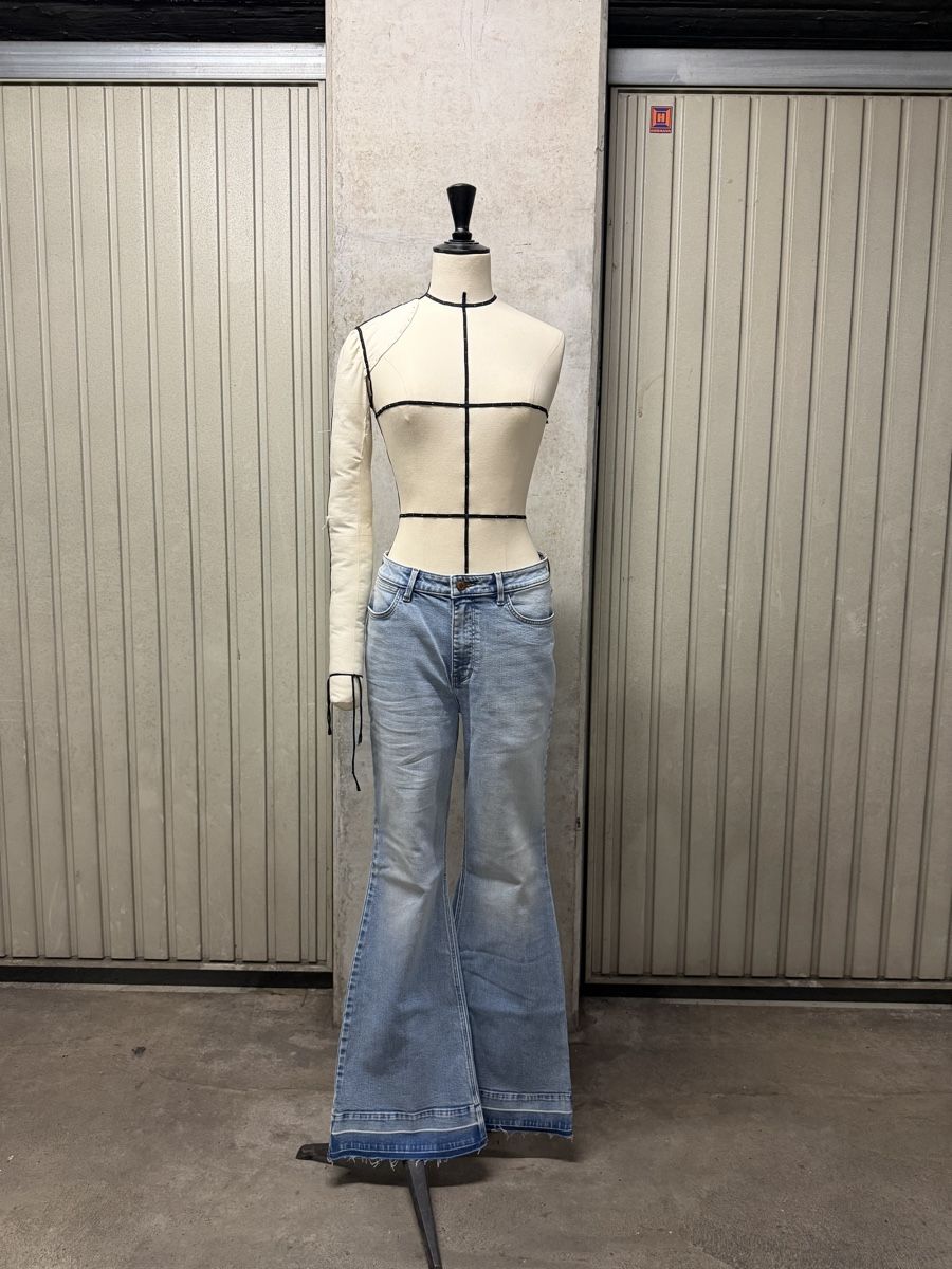 Wrangler Jeans: Jean Wrangler Flare Taille Haute (Prototype) – Nuovo (secondo la descrizione) da Petit-Lancy venduto da phikipi