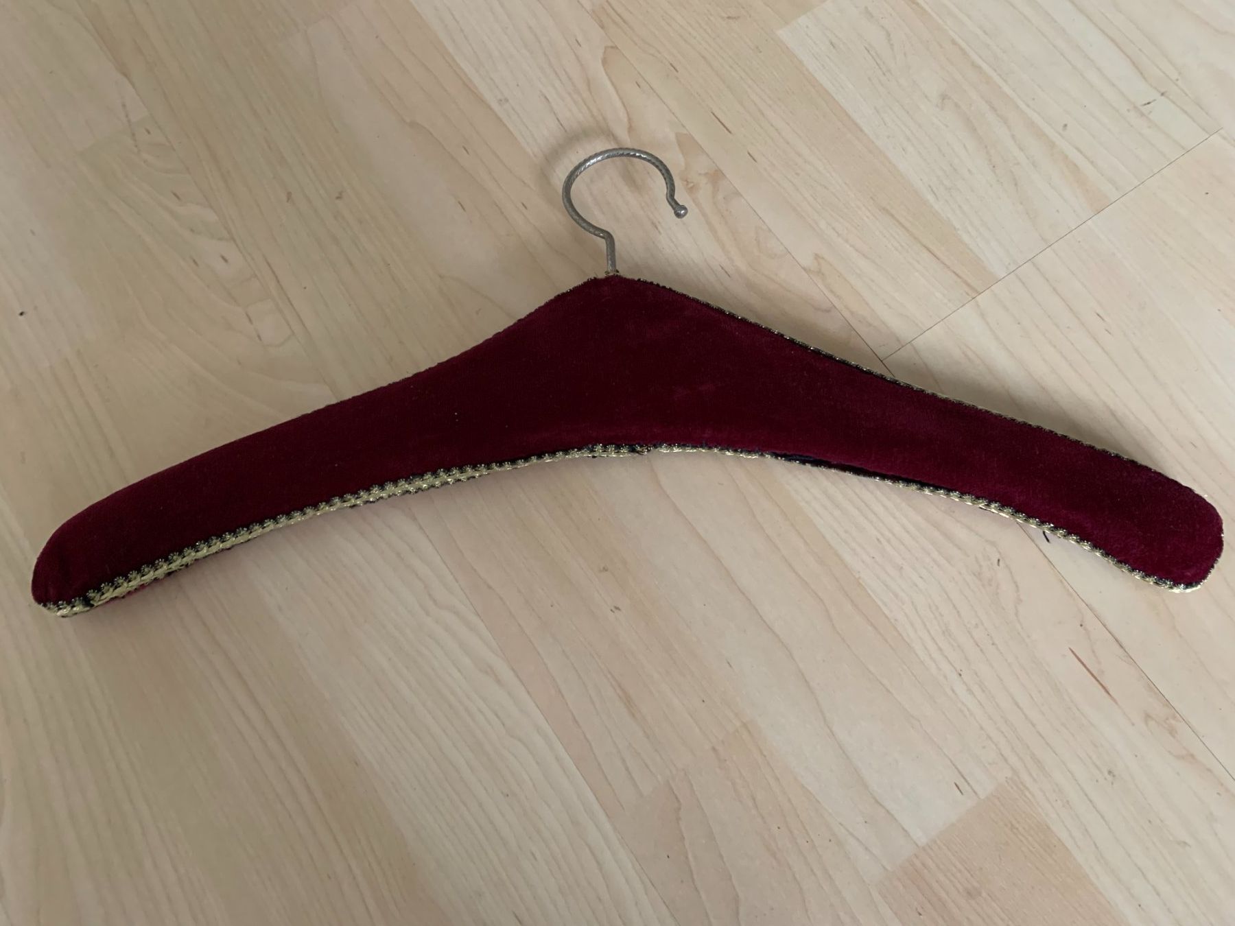 Appendiabiti: Kleiderbügel mit Gobelinstickerei – Usato da Worb venduto da farben20zauber 2