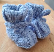 Handgestrickte Babyschuhe,  Hellblau