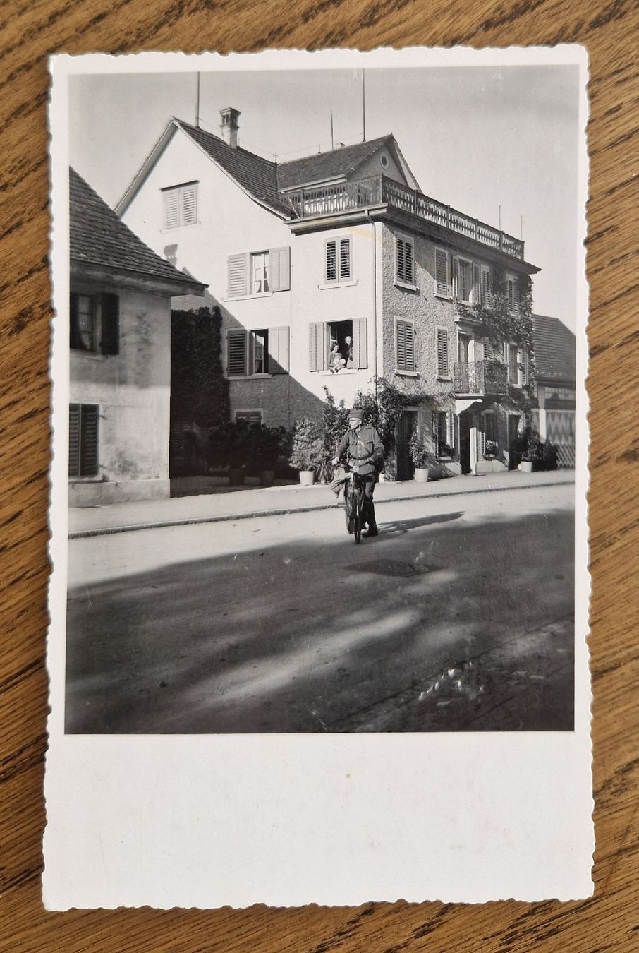 Ansichtskarten: unbek. Haus, Radfahrer in Uniform – Gebraucht aus Ebikon von Donar50