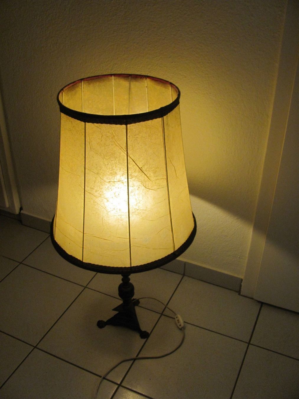 Lampade: Antike Tischlampe mit Tierhautschirm – Usato da Däniken SO venduto da Tera-x 2