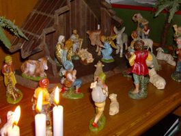 Weihnachtskrippe mit Figuren, komplett, sehr schön!