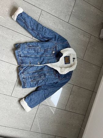 Jeansjacke mit weissem Pelzfutter