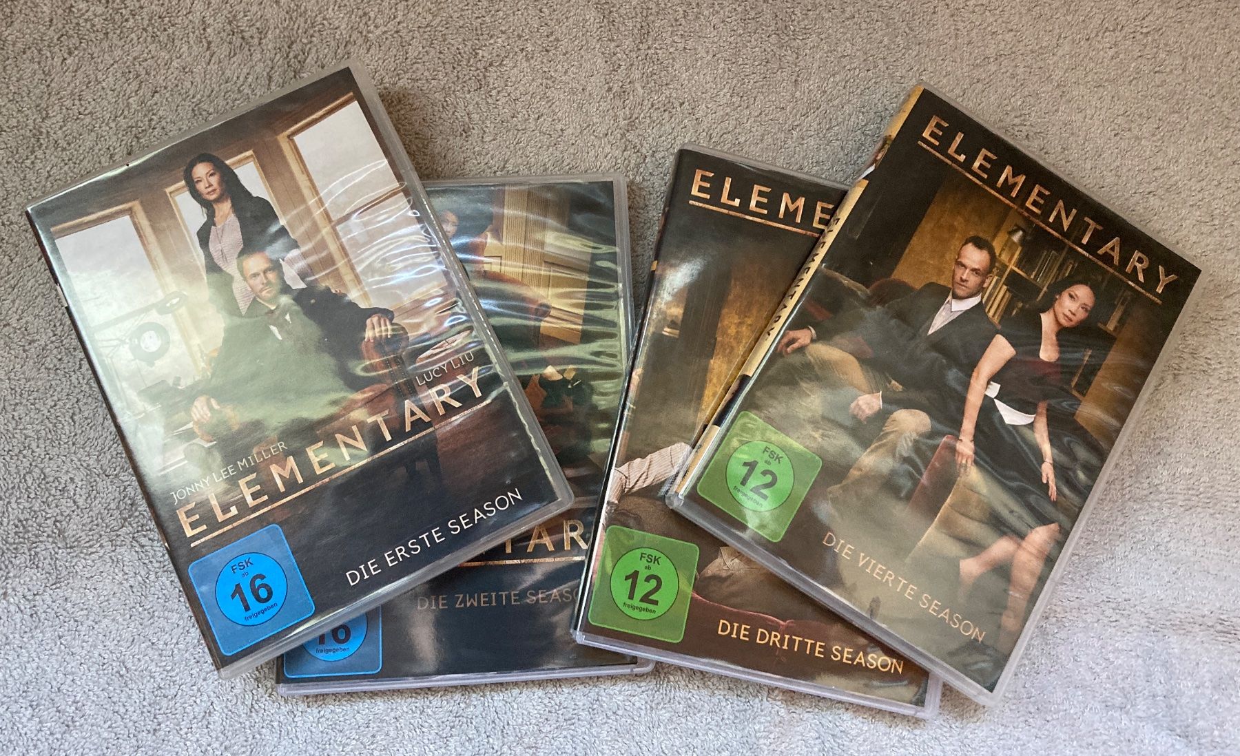 Tutti i DVDs: Elementary - Staffeln 1-4 (DE/EN/FR) – Usato da Wolfhausen venduto da uchuva26