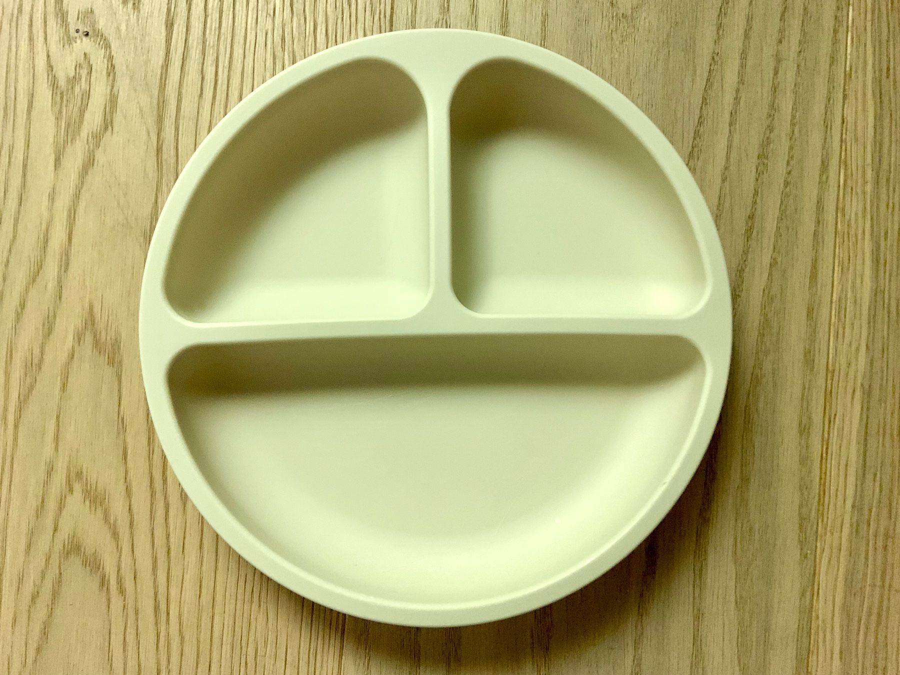 Assiettes: Silikon Kinderteller mit Saugnapf 3 Fächer beige – D'occasion à Wileroltigen par Dialca