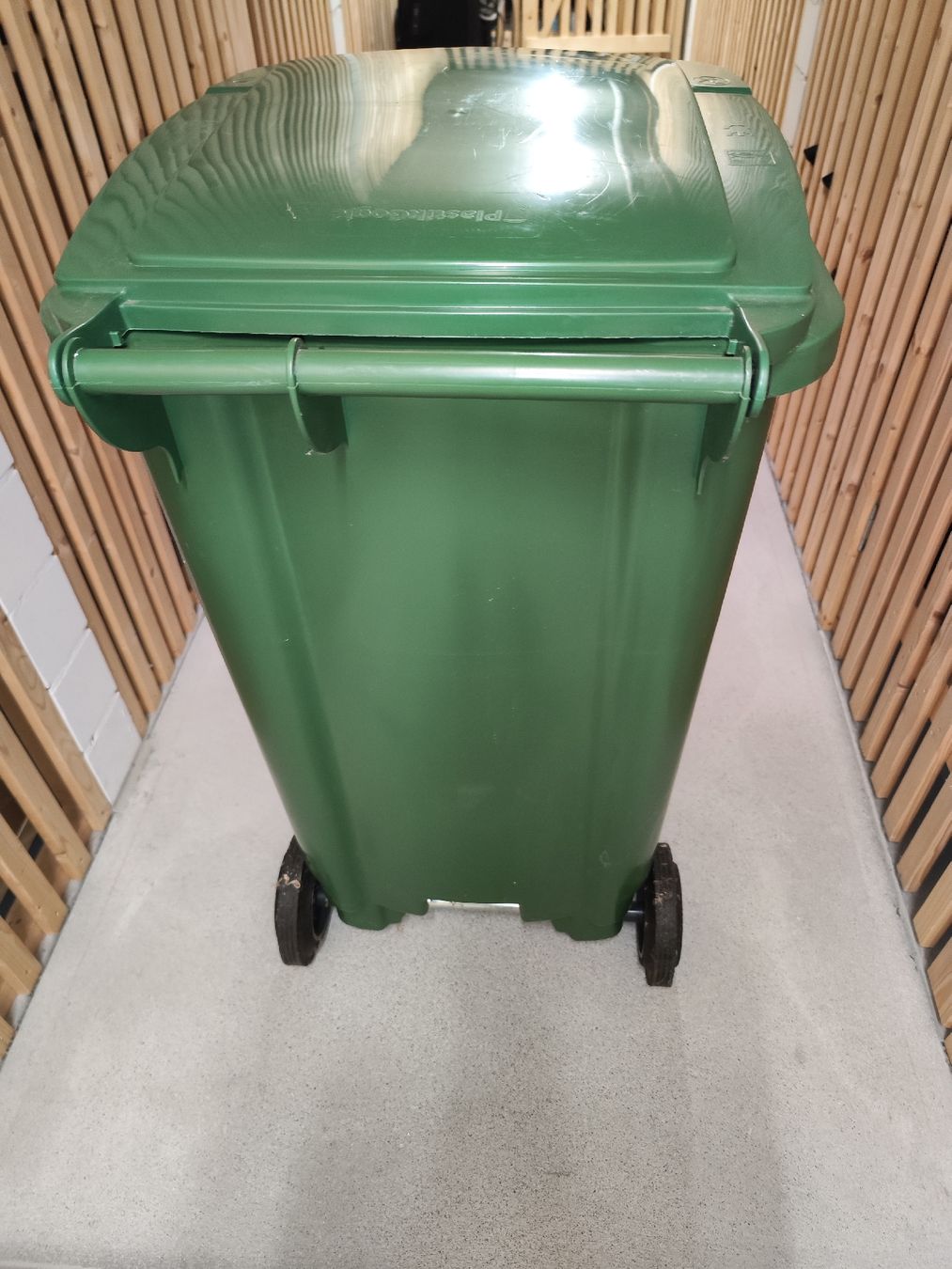 Altro per Ufficio & Commercio: Faserplast Rollabfallbehälter grün 240 l 109 cm – Usato da Kriens venduto da Xonox 8