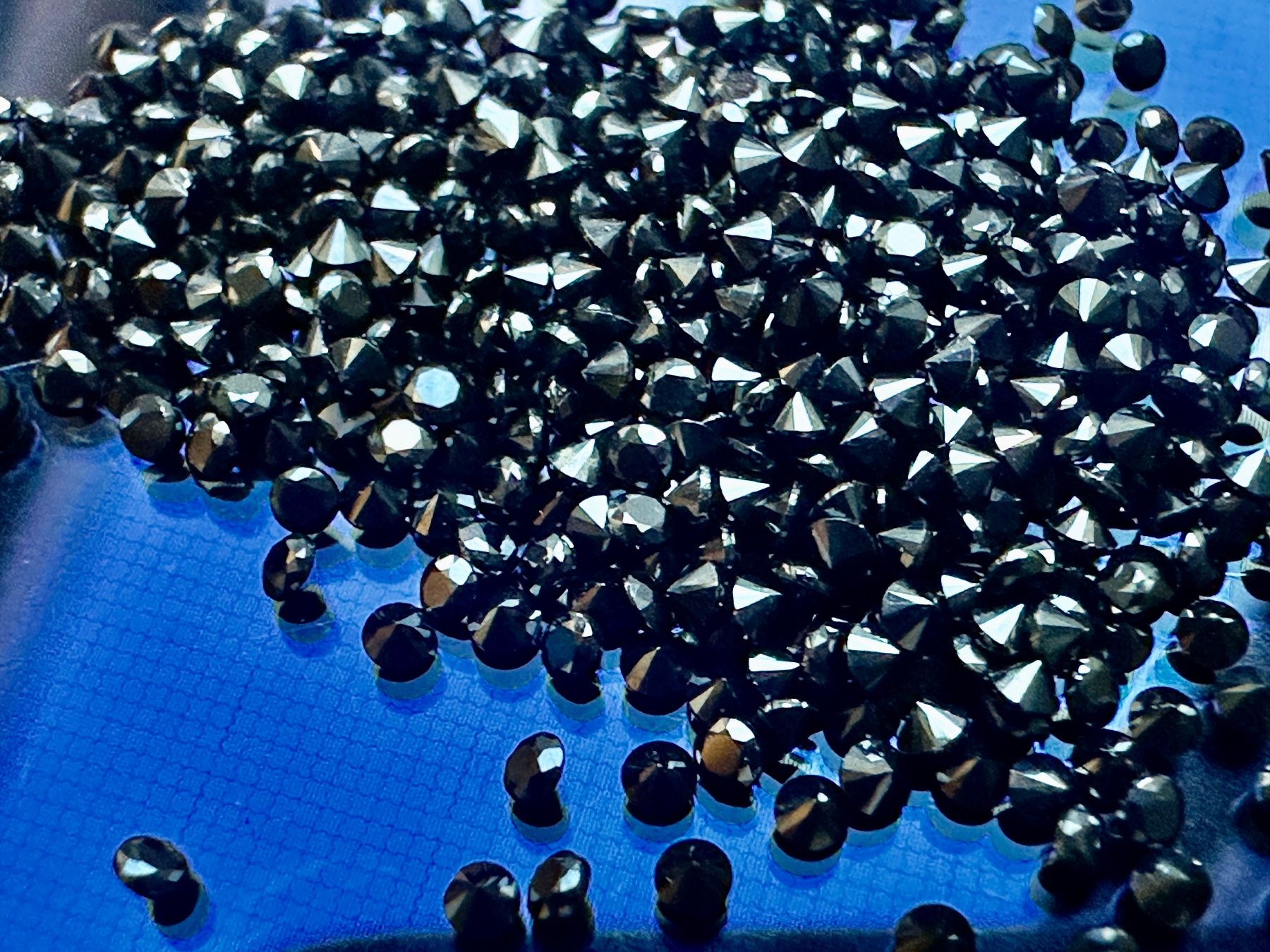 Edelsteine: 50 St fein brillantgeschliffene Black Onyx-Pointer 1,5 mm – Neu (gemäss Beschreibung) aus Langenthal von Seelenfreunde 1