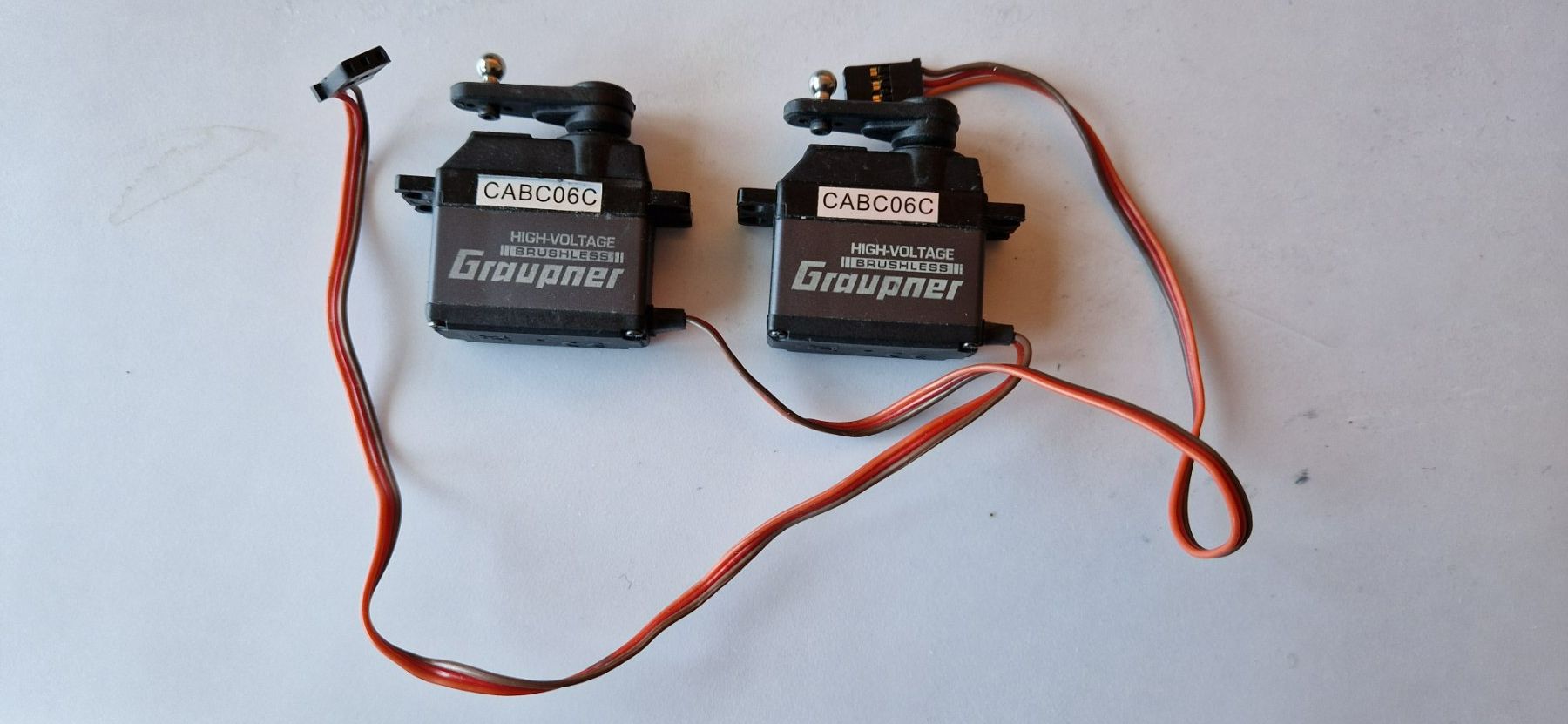Graupner Modellismo RC: Graupner Servo CABC06C, gem. Abb., Set a 2 Stk. – Usato da Niederwil SG venduto da kaseopeia