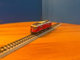 Kato Ge 4/4 II in Rot mit dem Wappen Untervaz und Nummer 631