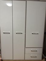 Massiver Holzschrank