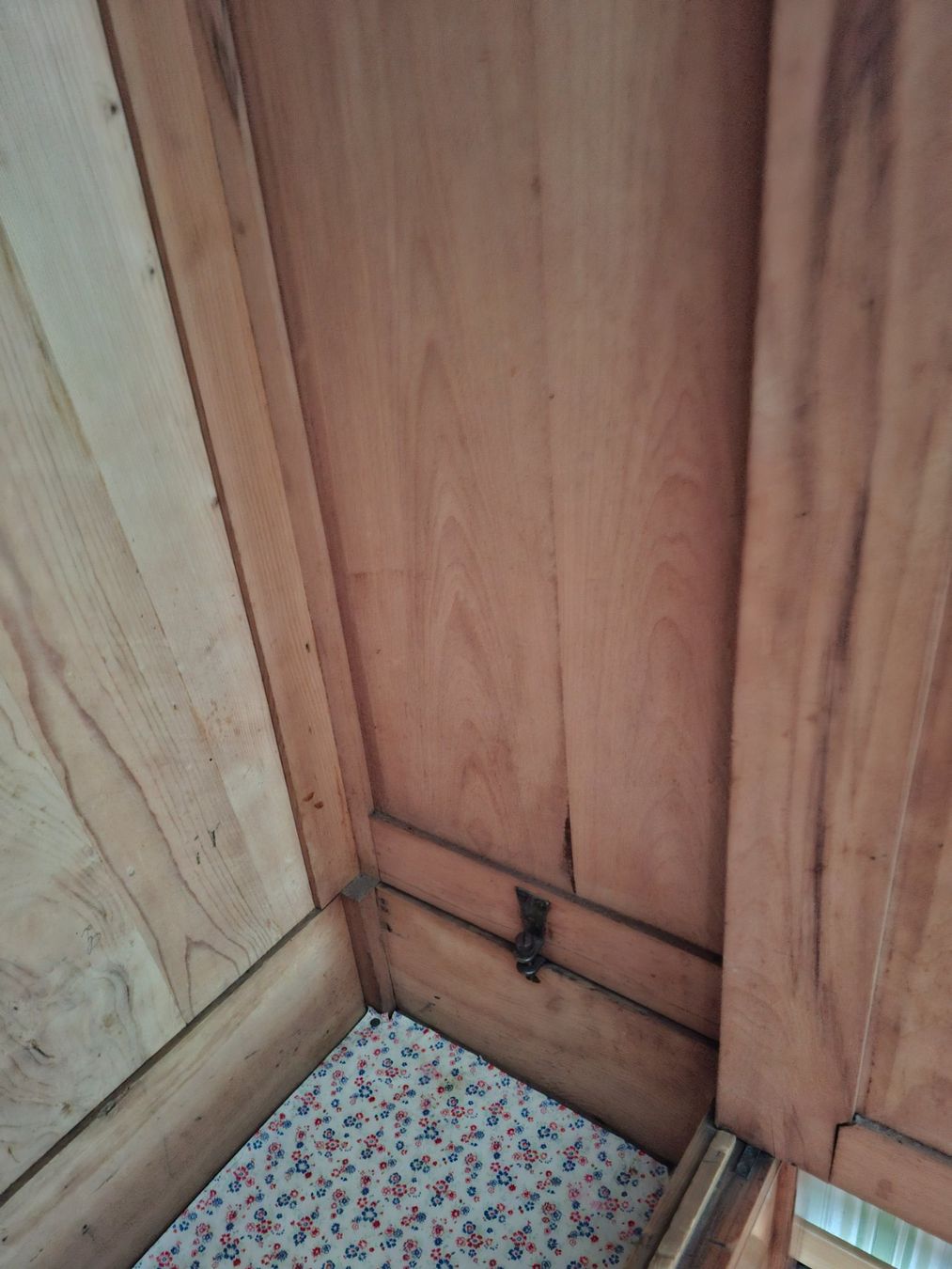 Armadi: alter Schrank mit Spiegel – Usato da Balterswil venduto da Erimaus 2