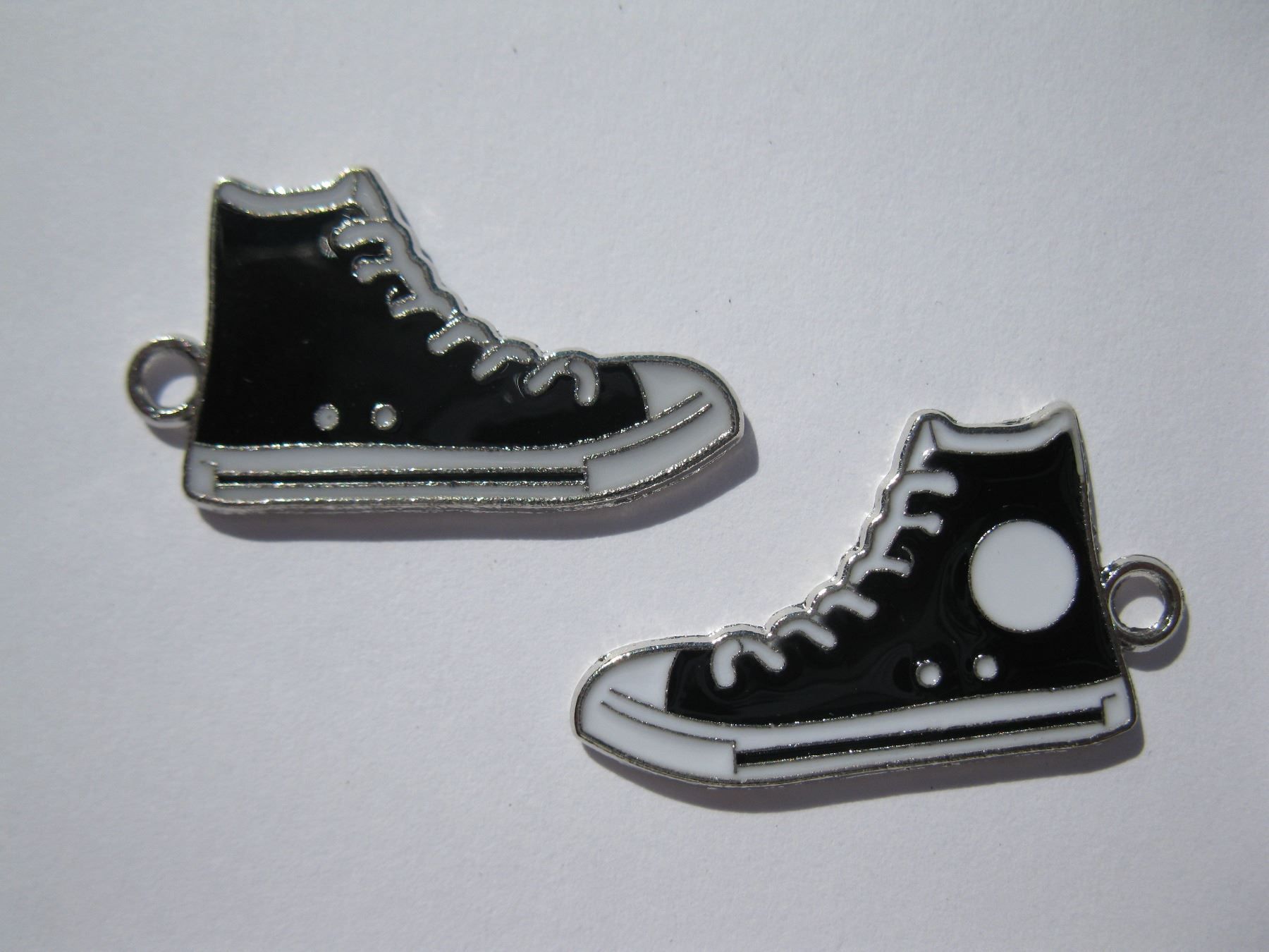 Perlen (unechte): Anhänger Turnschuh, schwarz, 2x3cm – Neu und originalverpackt aus St. Margarethen TG von LuanaKa 1