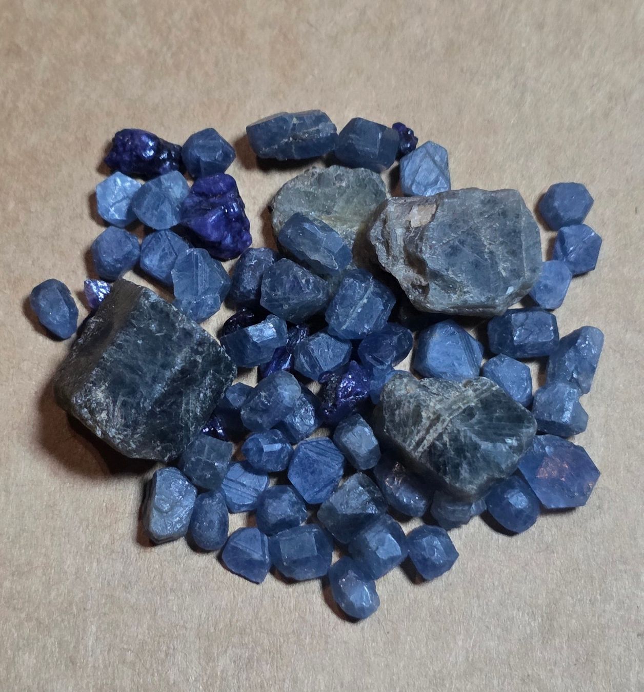 Pietre preziose: 100,3 ct Saphirs bruts 63 pcs – Usato da Carouge GE venduto da Crystal_Energy 3