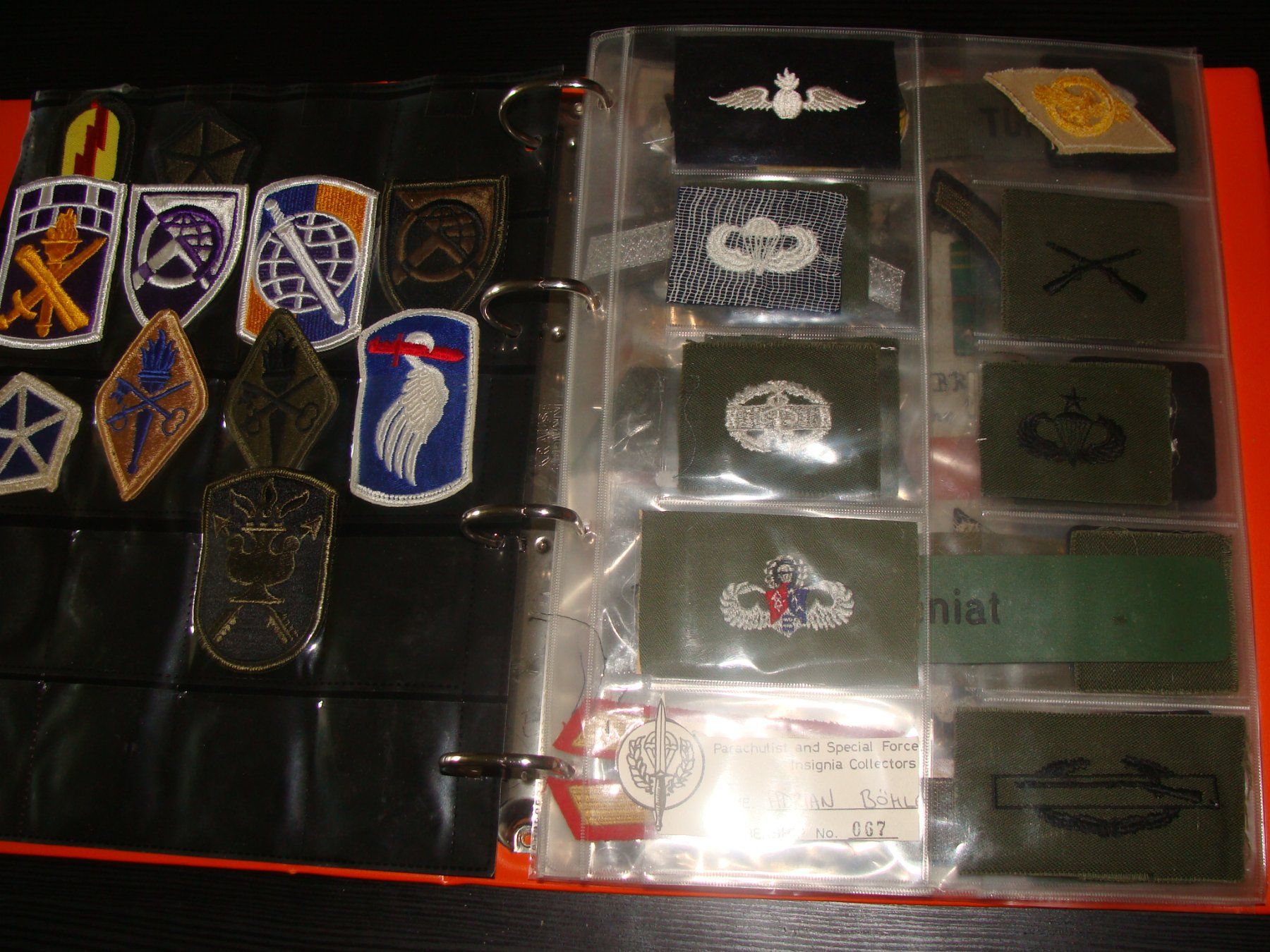 Plaketten & Abzeichen: Militaire, classeur remplit de badges et insignes divers. – Gebraucht aus Cuarny von hen_g7hn 5