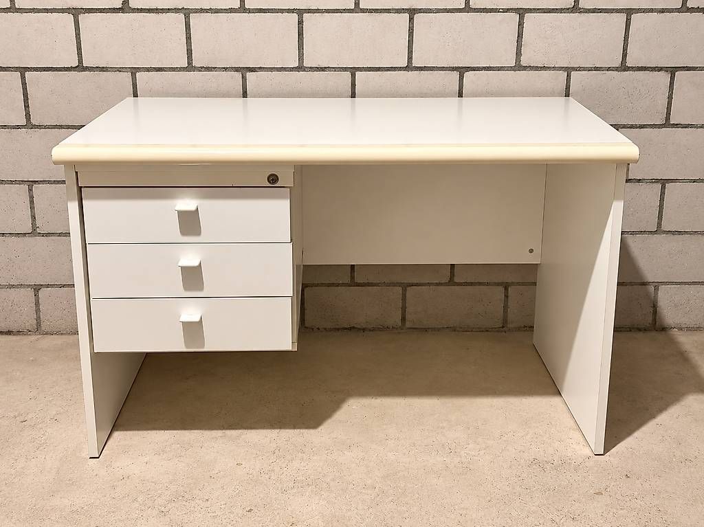 Schreibtische: Massiver Schreibtisch mit Schubladen – Gebraucht aus Niederlenz von ms.vas