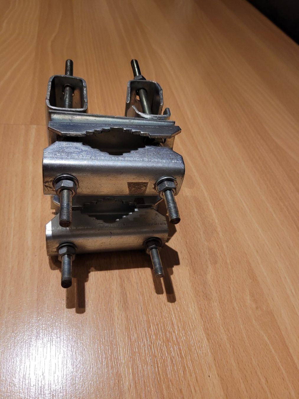 Supporti a parete: SAT Mast-Doppelschelle 2er Set – Usato da Beringen venduto da 8214a1b2 2