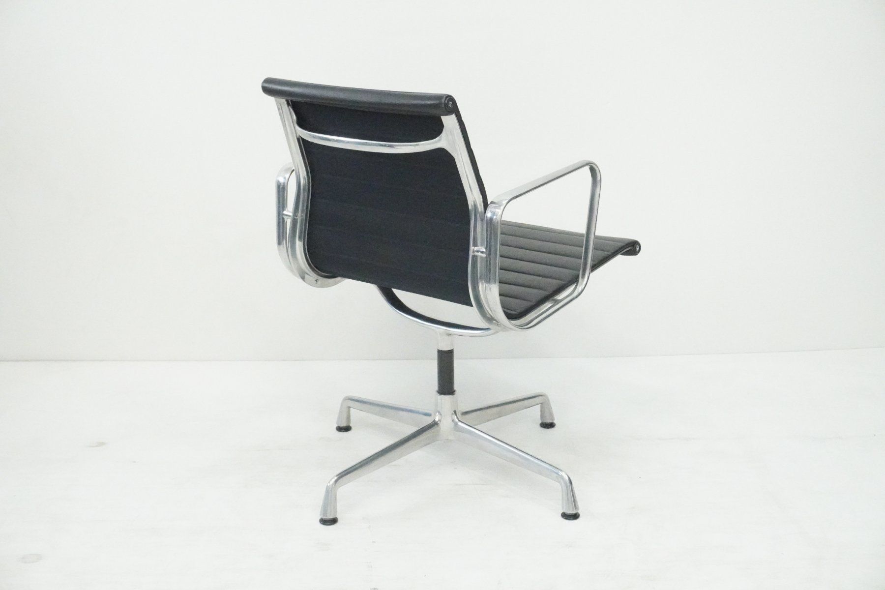 Vitra Stühle: Original Vitra Eames Alu Chair EA108 Leder Designklassiker – Gebraucht aus Bad Zurzach von QLASSIQ 5