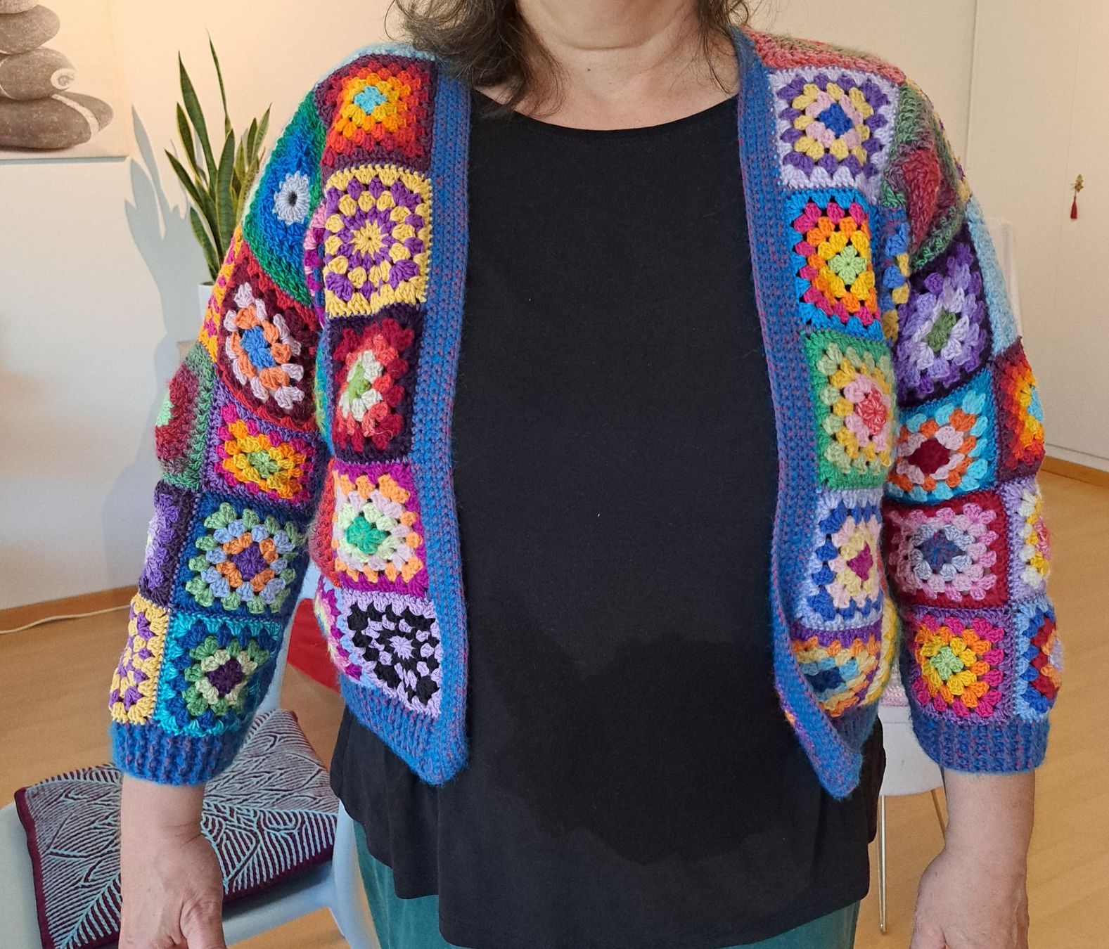 Vestes: Bunte, handgemachte Granny Square Strickjacke, ca Gr. 42 – Neuf (Voir description) à Schliern b. Köniz par Suena1 4